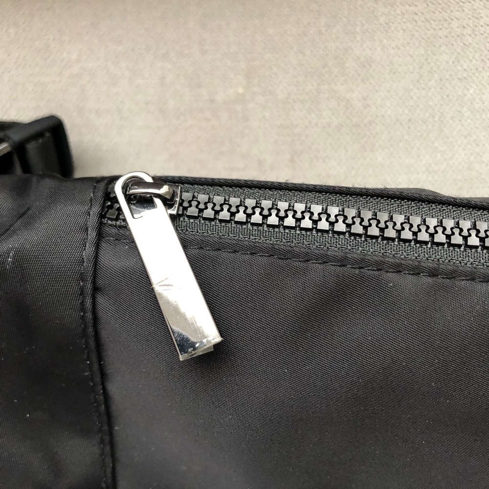 Alo Yoga Explorer Fanny Pack Black - Picture 10 of 15